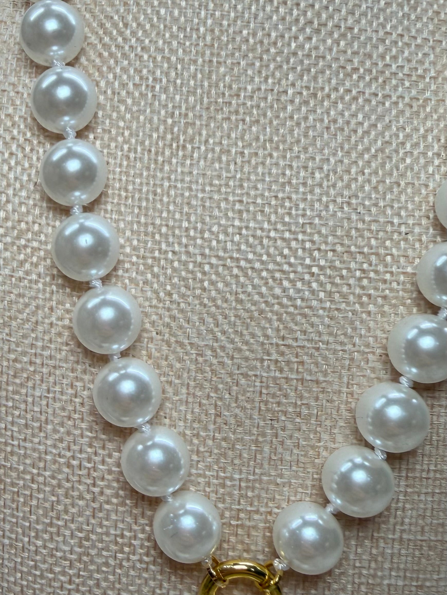 Medium Sized Pearl Necklace w/ Magnetic Closure