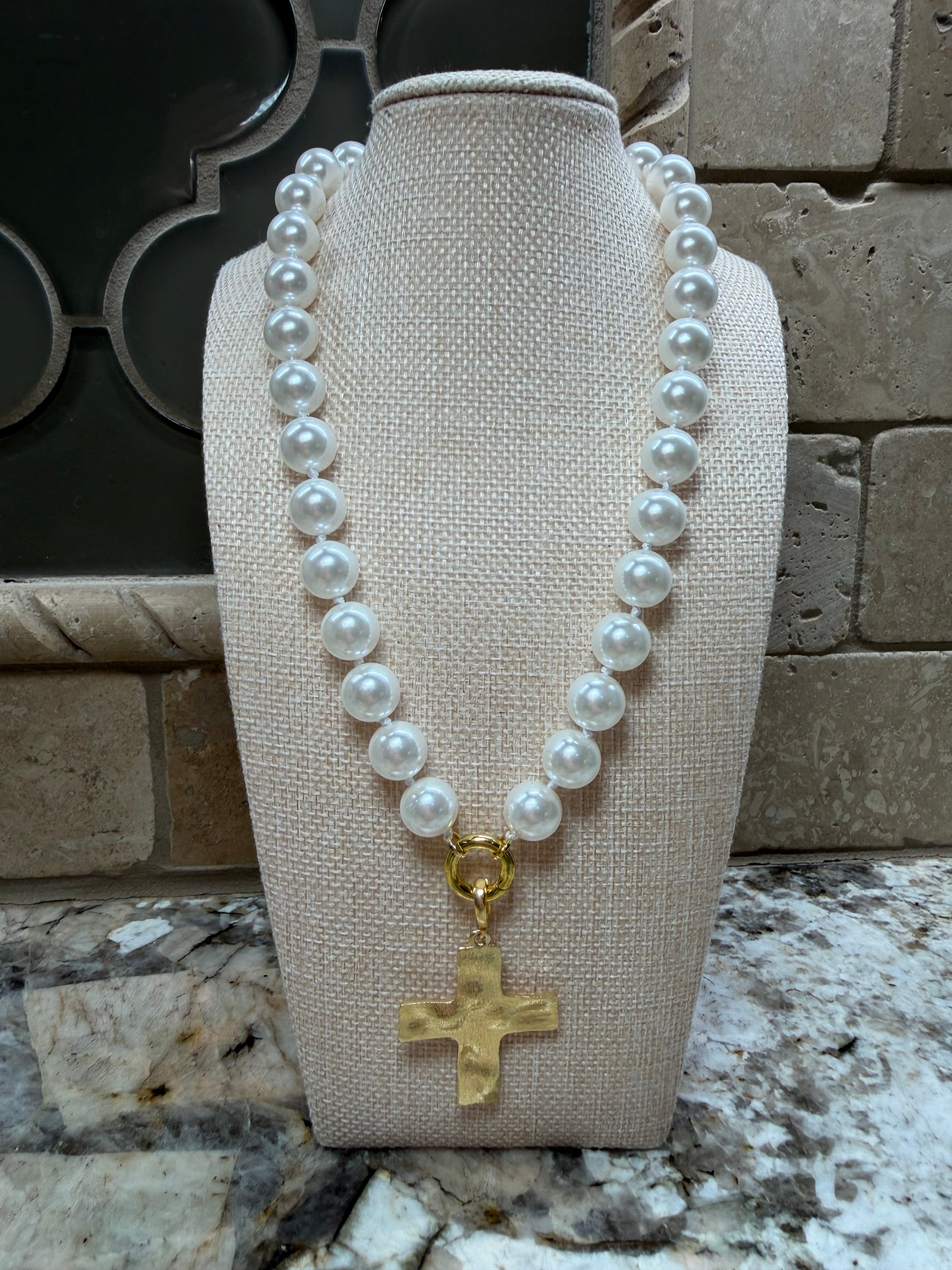 Medium Sized Pearl Necklace w/ Magnetic Closure